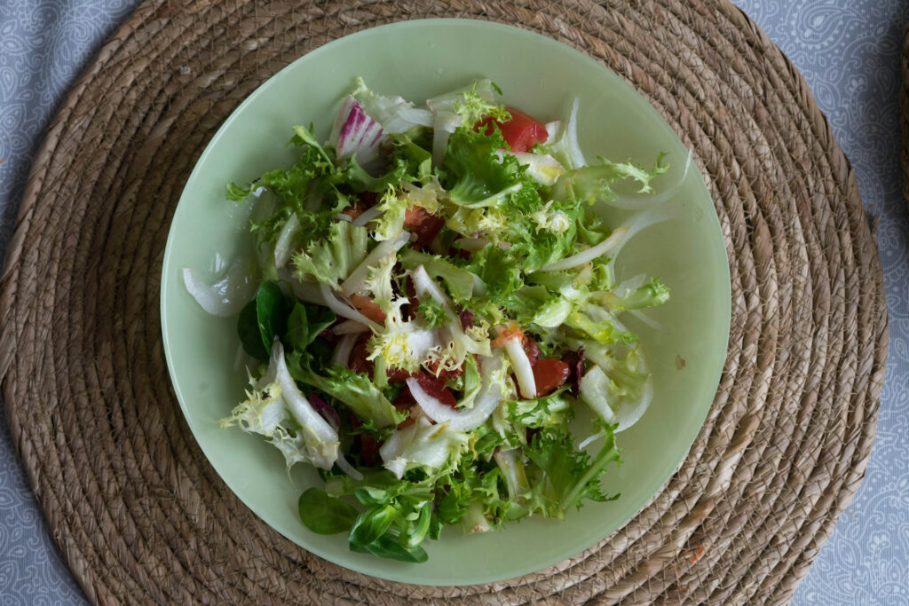 Dieta w niewydolności żylnej i po zabiegach flebologicznych: Jak odżywianie wspomaga zdrowie naczyń?