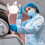 Czy chirurgiczne usuwanie zębów boli?