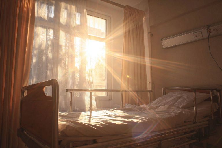 Pierwsze objawy odleżyn – kiedy reagować i jak postępować